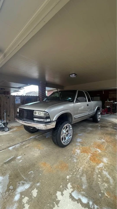 2001 Chevrolet S-10 - Image 2 of 8