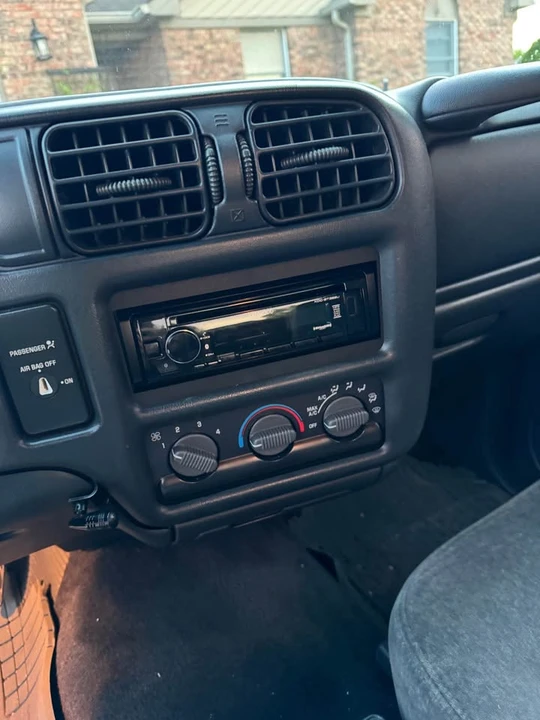 2001 Chevrolet S-10 - Image 11 of 12