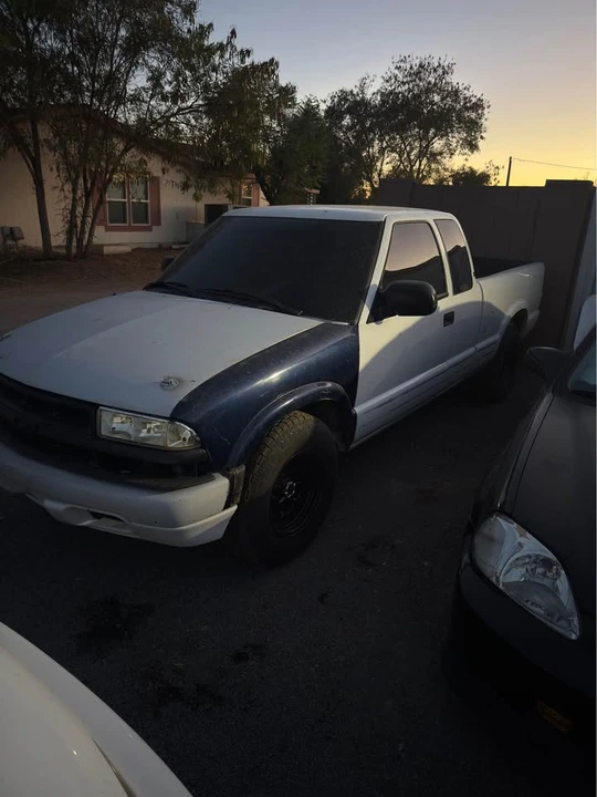 2001 Chevrolet S-10 - Image 2 of 6