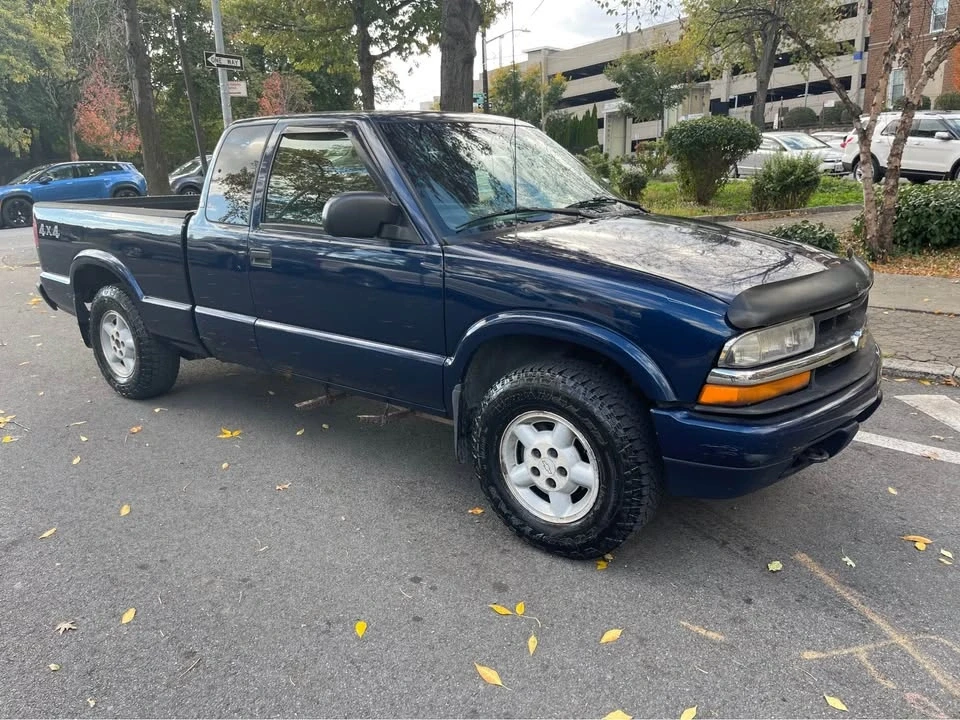2001 Chevrolet S-10 - Image 2 of 8