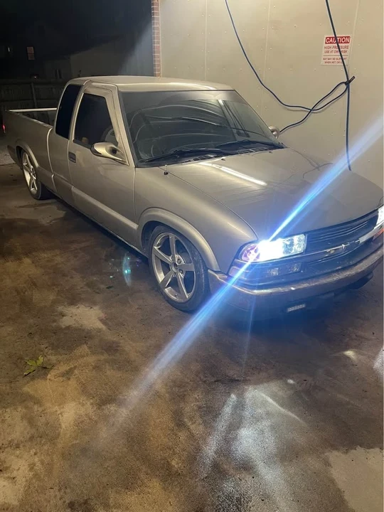 2001 Chevrolet S-10 - Image 2 of 6