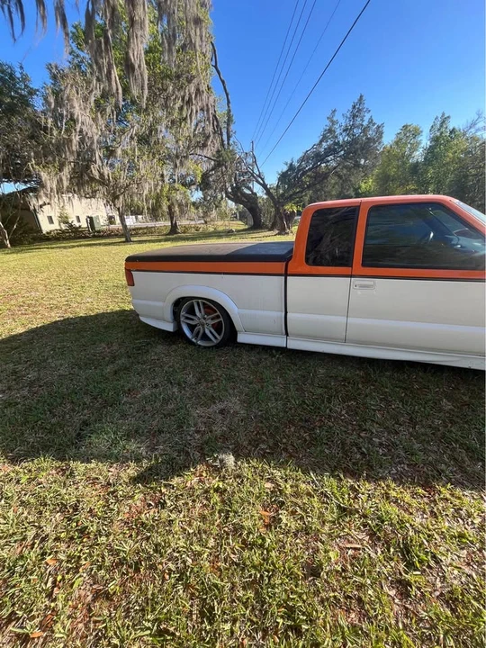 2001 Chevrolet S-10 - Image 2 of 8