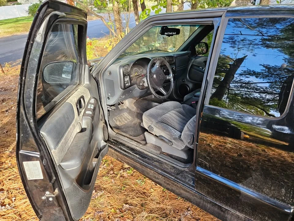 2001 Chevrolet S-10 - Image 2 of 8