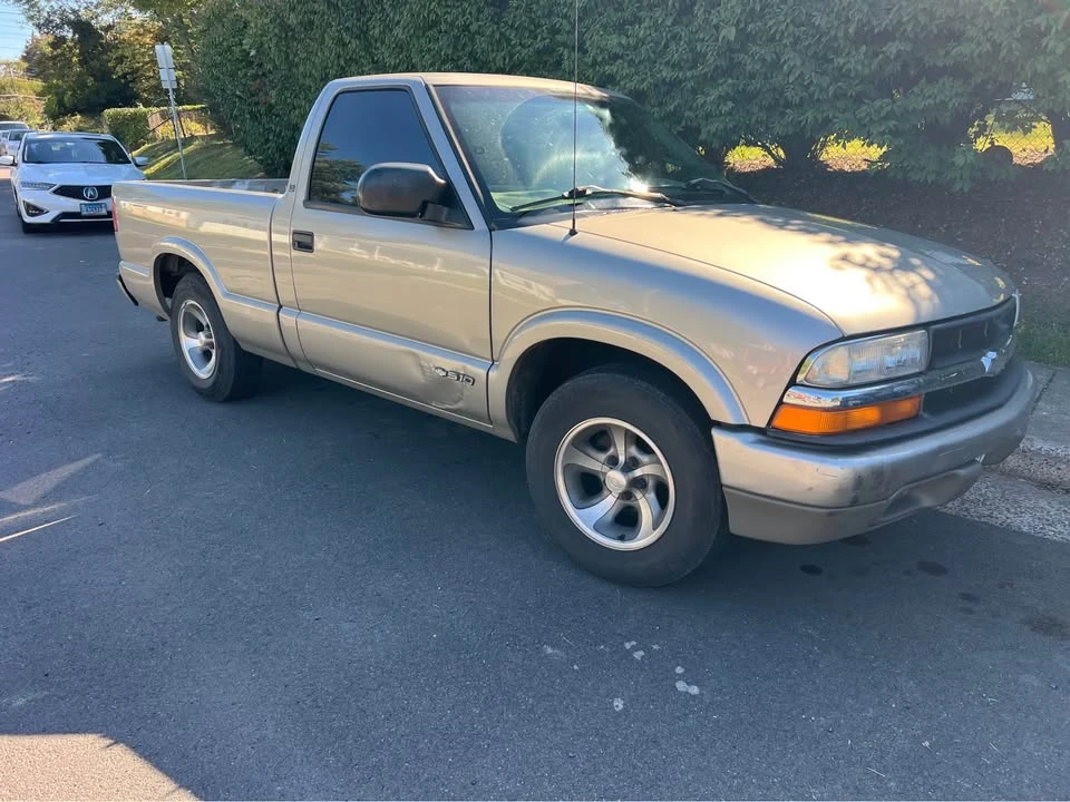 2001 Chevrolet S-10 - Image 2 of 10