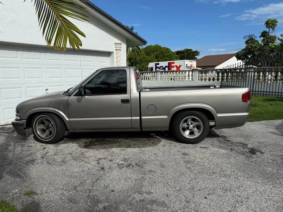 2001 Chevrolet S-10 - Image 2 of 6