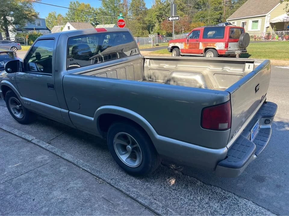 2001 Chevrolet S-10 - Image 4 of 10