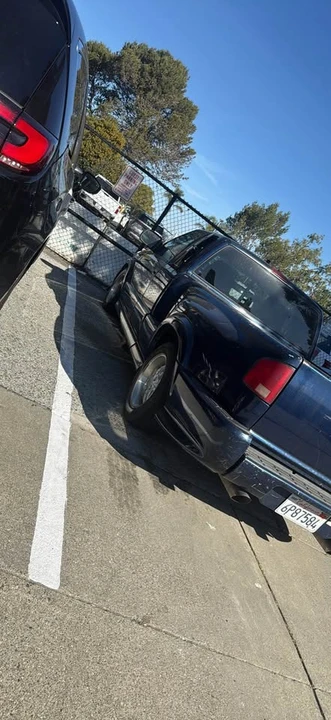 2001 Chevrolet S-10 - Image 2 of 5