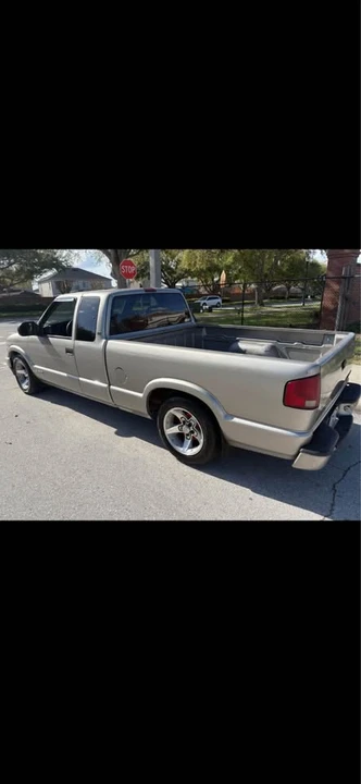 2001 Chevrolet S-10 - Image 2 of 5