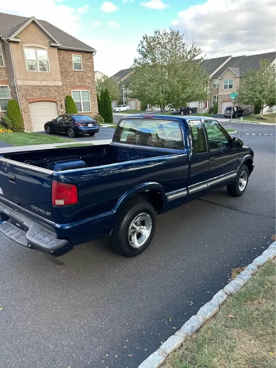 2001 Chevrolet S-10 - Image 2 of 20