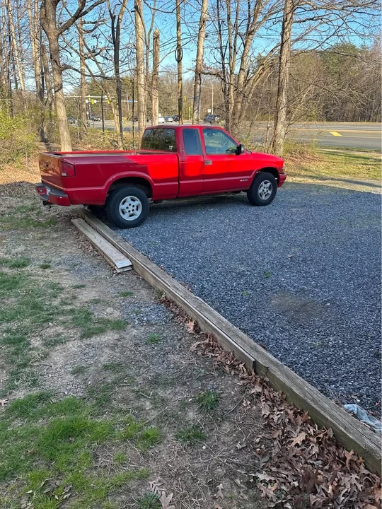 2001 Chevrolet S-10 - Image 2 of 3