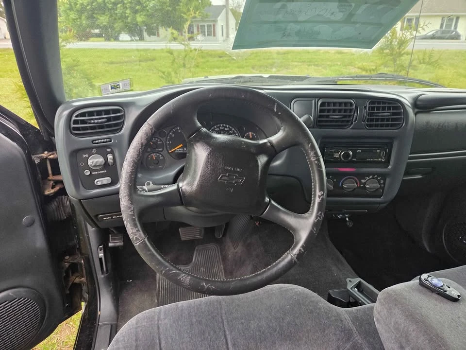 2001 Chevrolet S-10 - Image 9 of 17