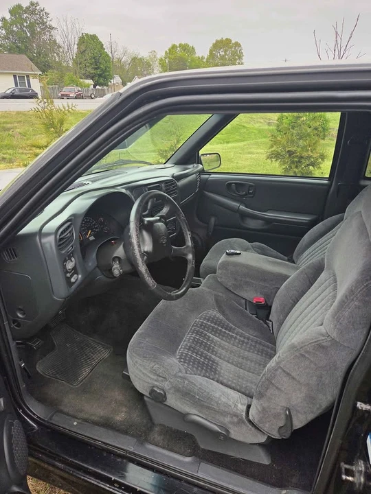 2001 Chevrolet S-10 - Image 8 of 17
