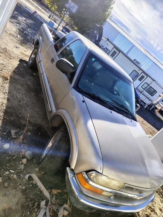 2001 Chevrolet S-10 - Image 2 of 4