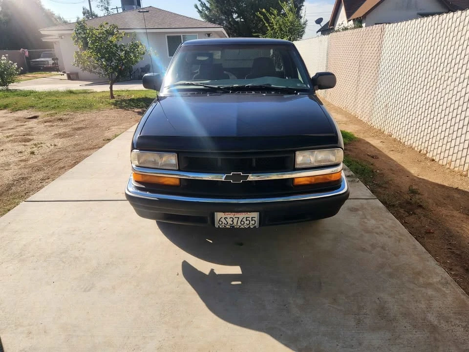 2001 Chevrolet S-10 - Image 2 of 8