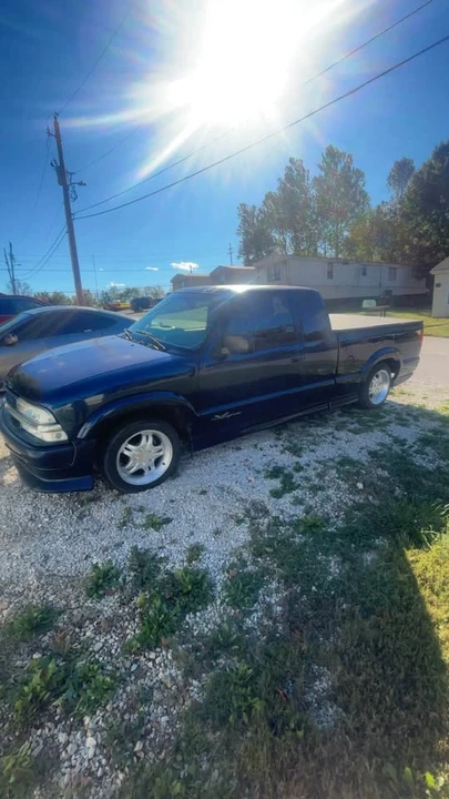 2001 Chevrolet S-10 - Image 2 of 3