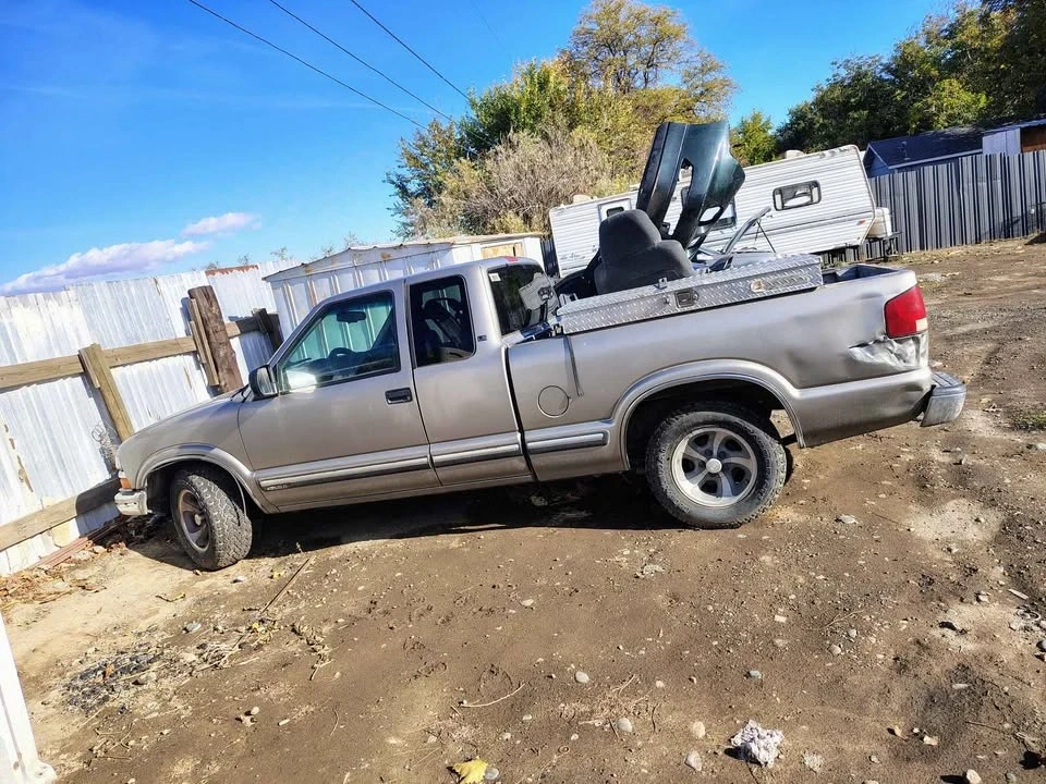 2001 Chevrolet S-10 - Image 3 of 4