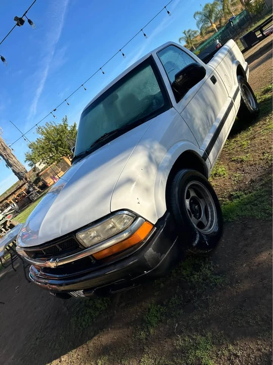 2001 Chevrolet S-10 - Image 2 of 9