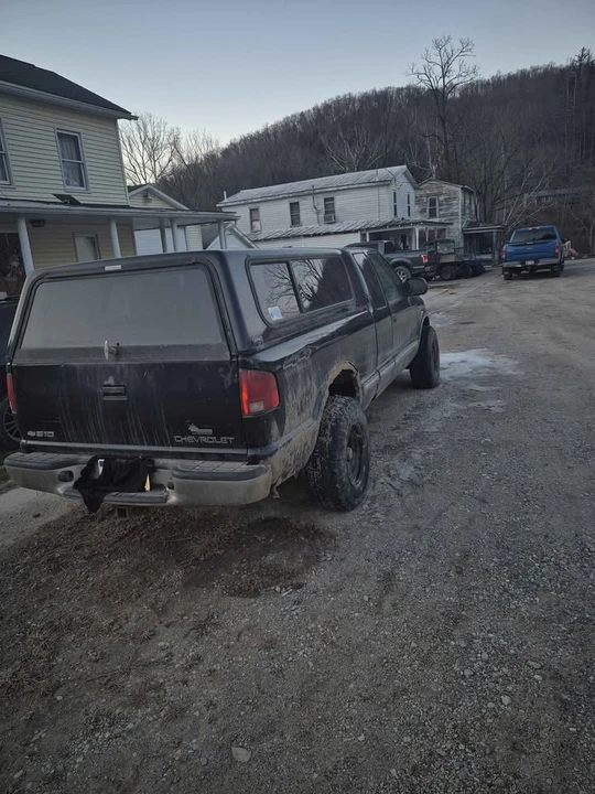 2001 Chevrolet S-10 - Image 2 of 4