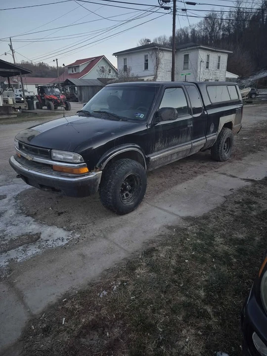 2001 Chevrolet S-10 - Image 3 of 4