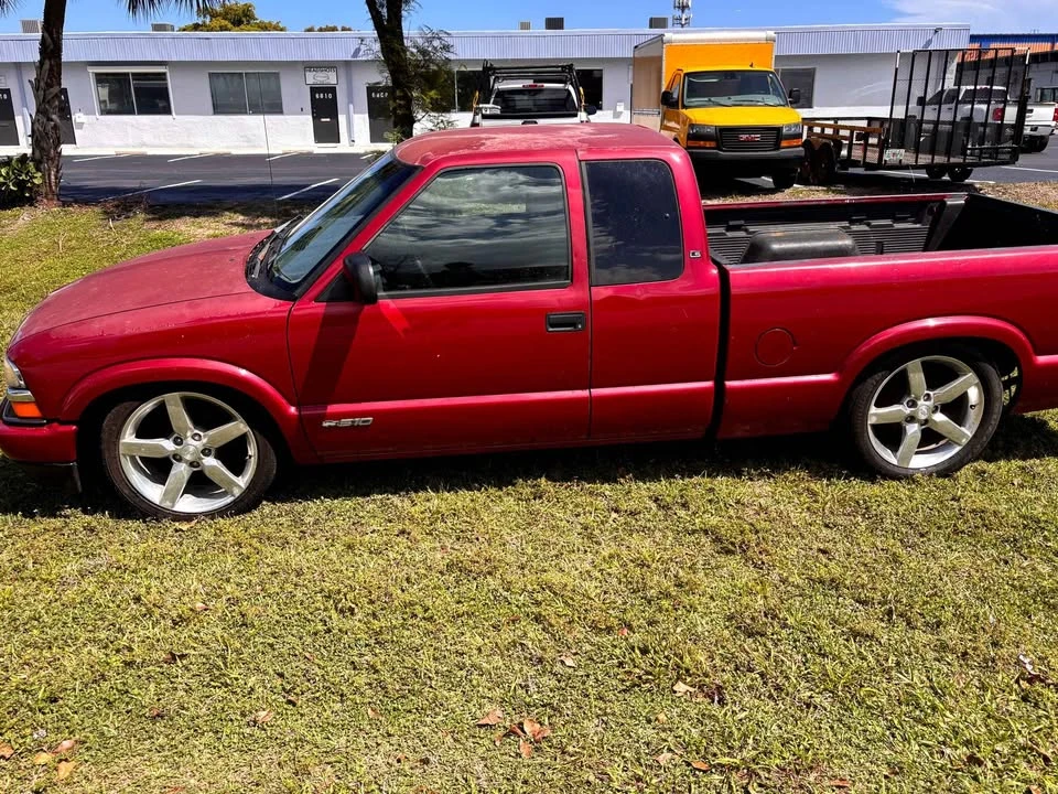 2001 Chevrolet S-10 - Image 2 of 7