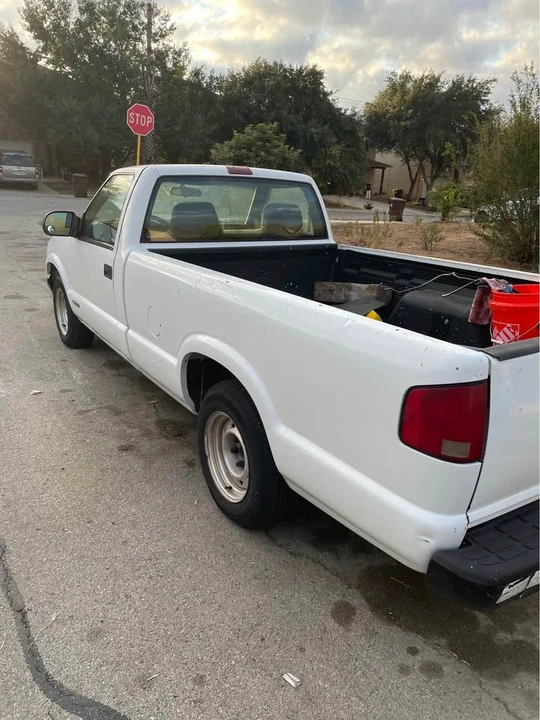 2001 Chevrolet S-10 - Image 3 of 9