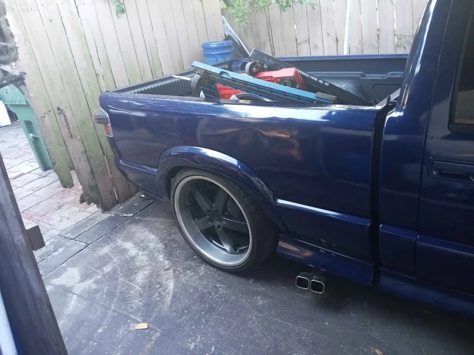 2001 Chevrolet S-10 - Image 2 of 10