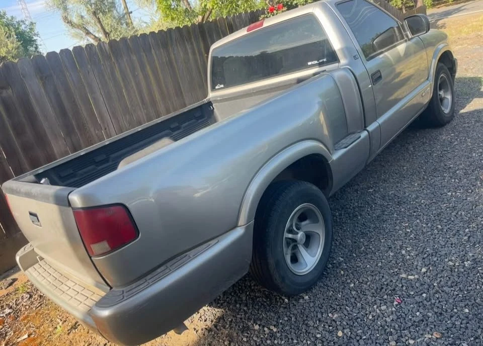 2001 Chevrolet S-10 - Image 2 of 4