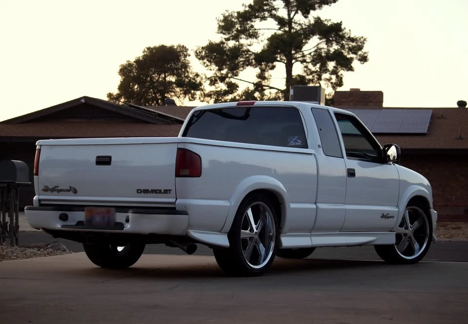 2001 Chevrolet S-10 - Image 2 of 5