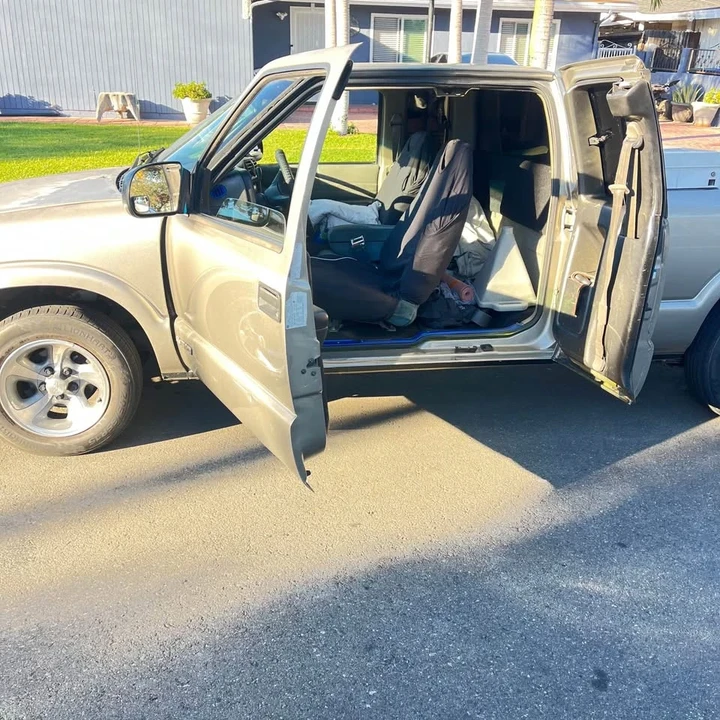 2001 Chevrolet S-10 - Image 3 of 4