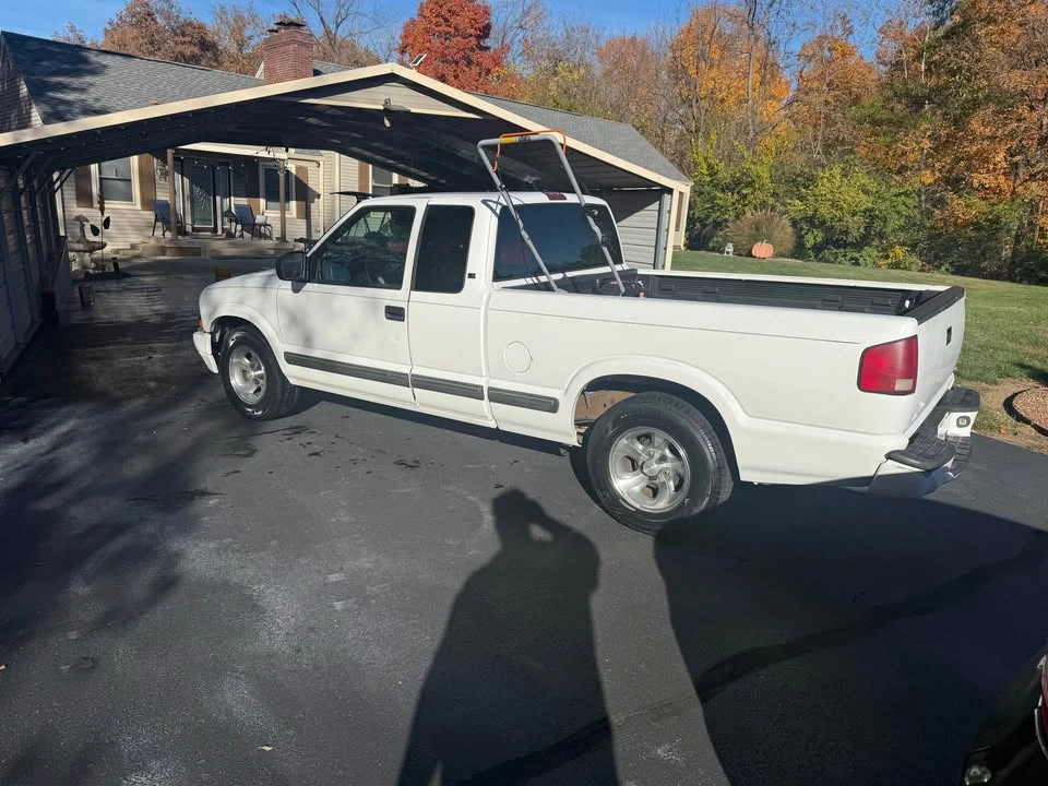 2001 Chevrolet S-10 - Image 3 of 3