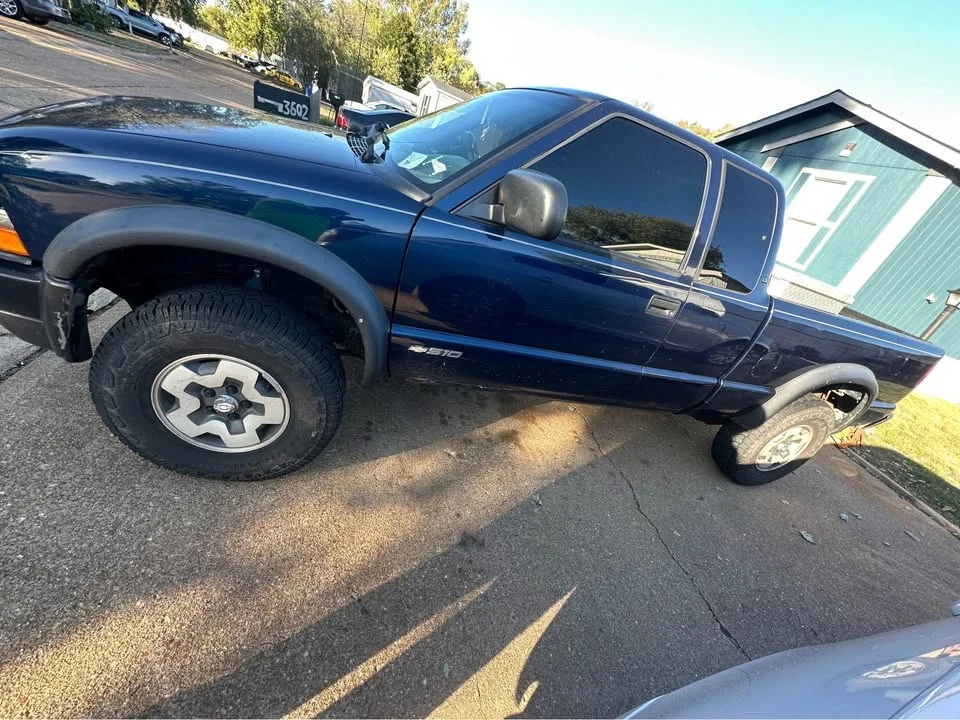2001 Chevrolet S-10 - Image 2 of 9