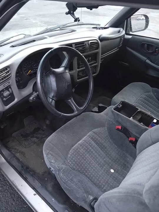 2001 Chevrolet S-10 - Image 7 of 8