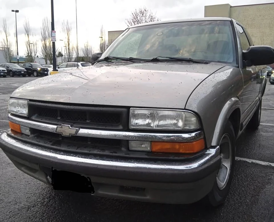 2001 Chevrolet S-10 - Image 2 of 8