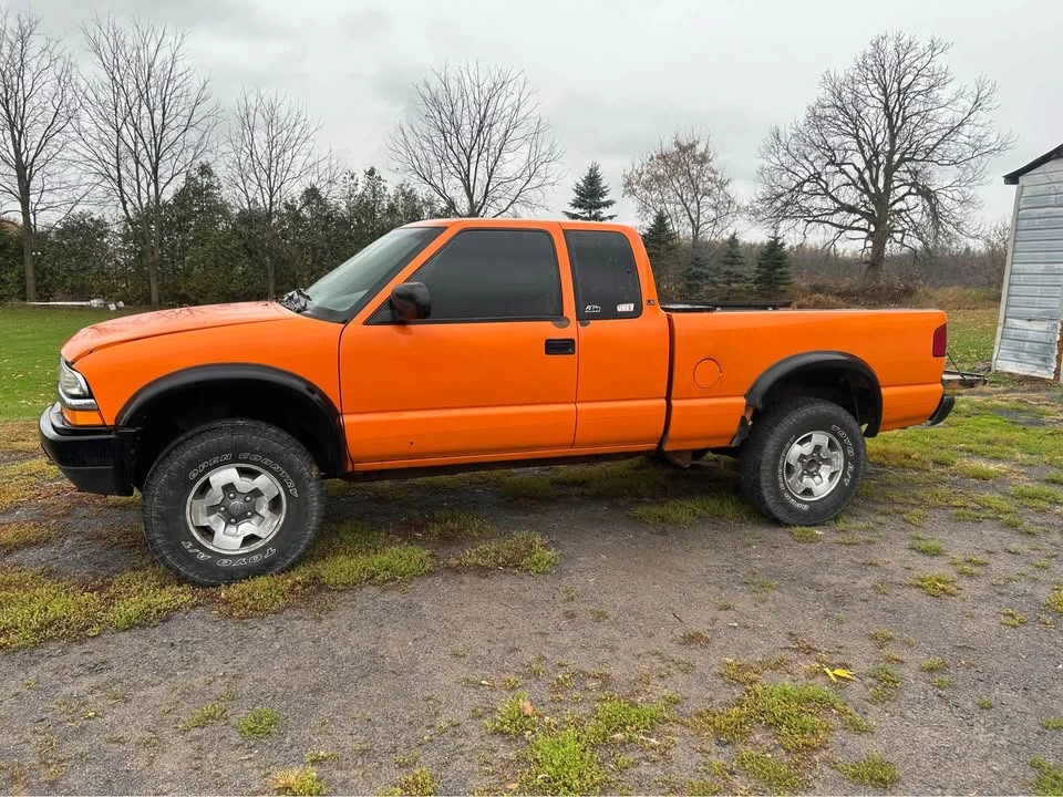 2001 Chevrolet S-10 - Image 2 of 10