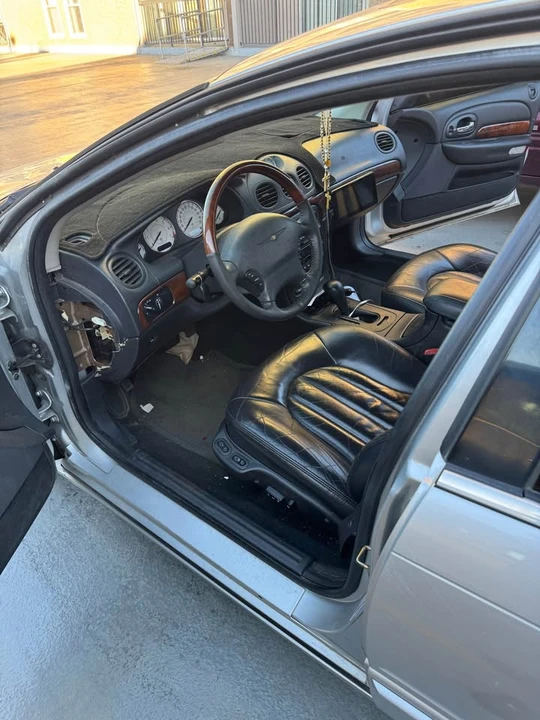 2001 Chrysler 300 - Image 2 of 6
