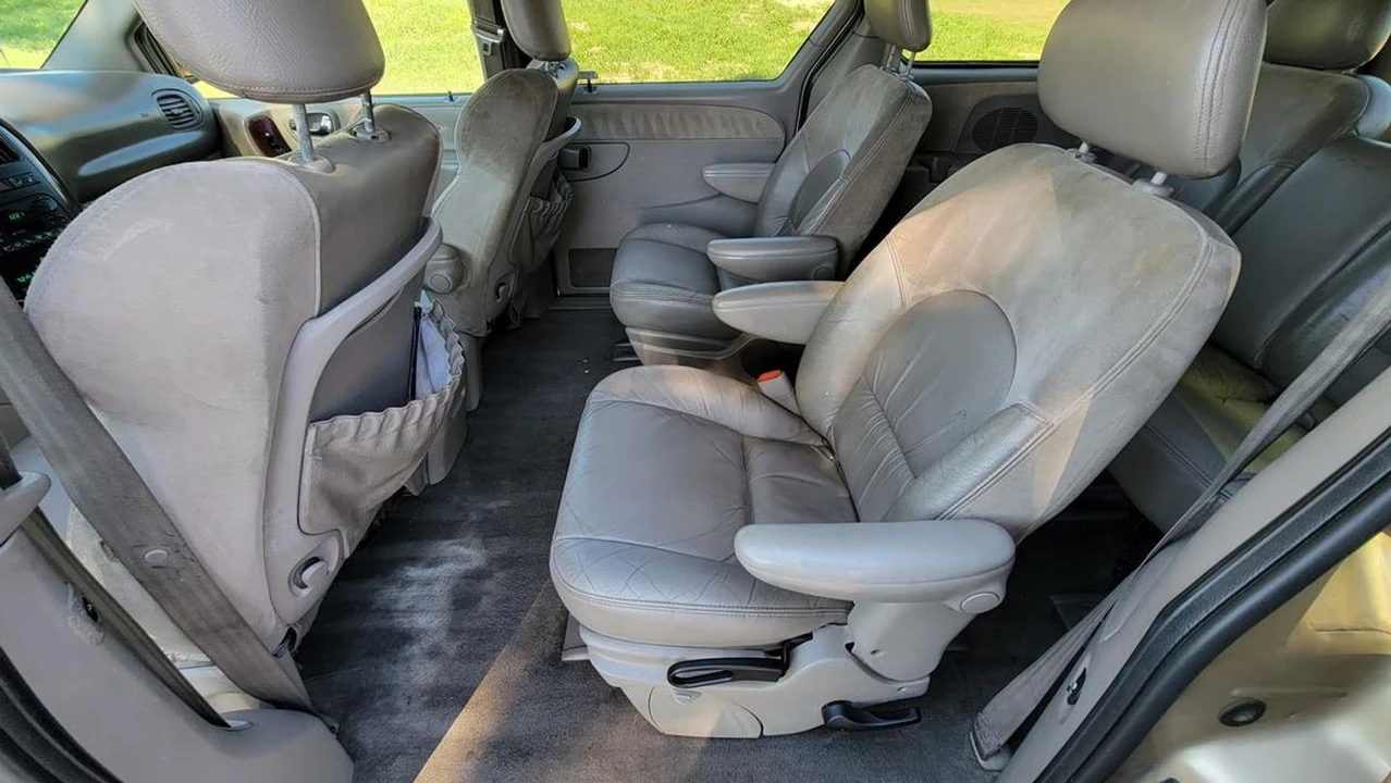 2001 Chrysler Town & Country - Image 16 of 21