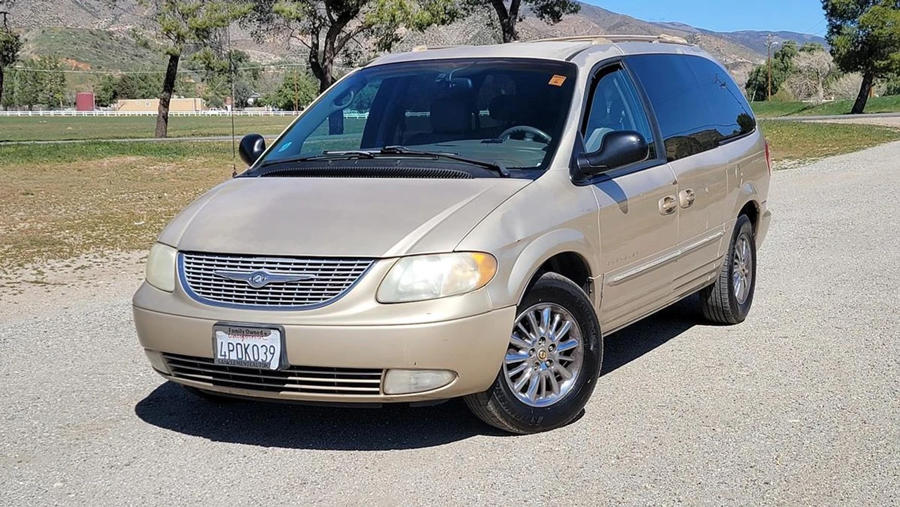2001 Chrysler Town & Country - Image 5 of 12