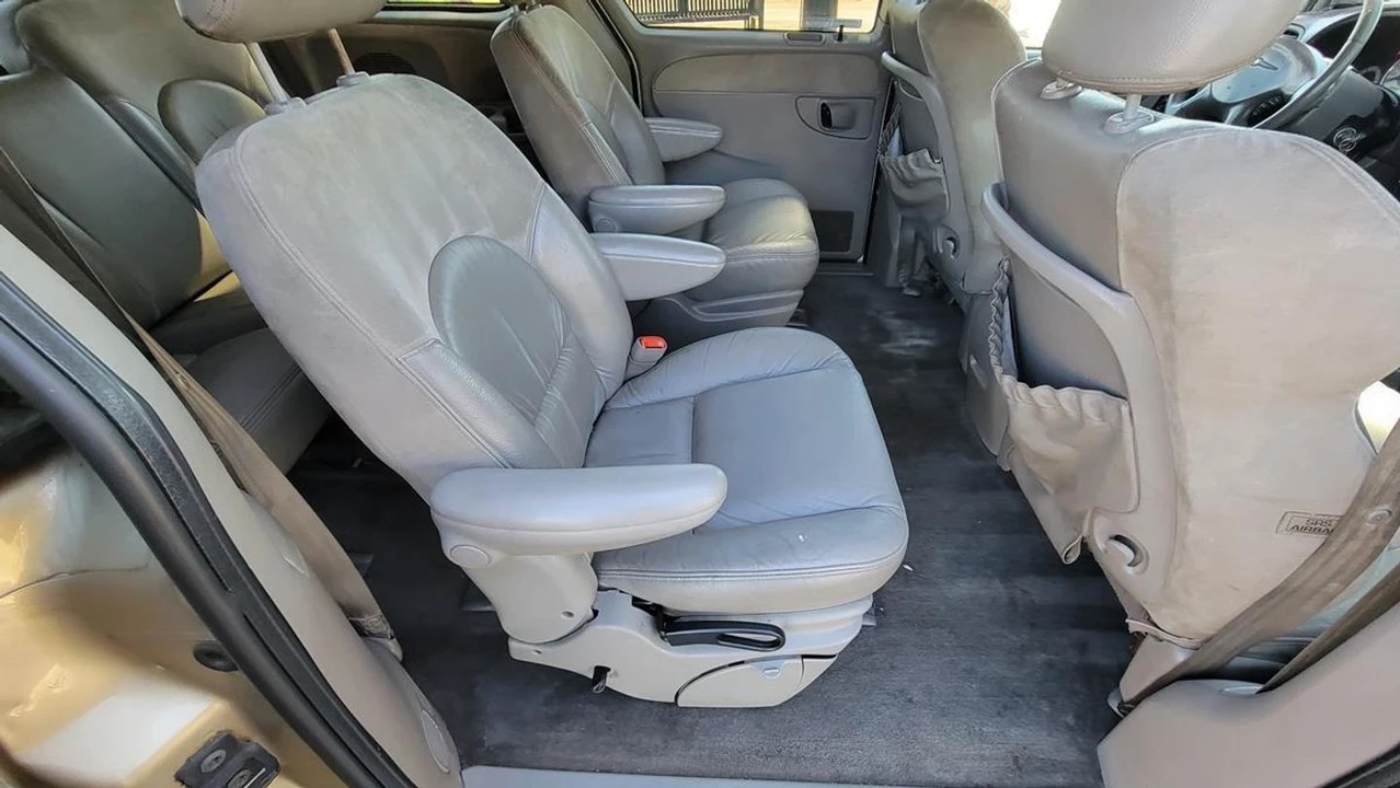 2001 Chrysler Town & Country - Image 17 of 21