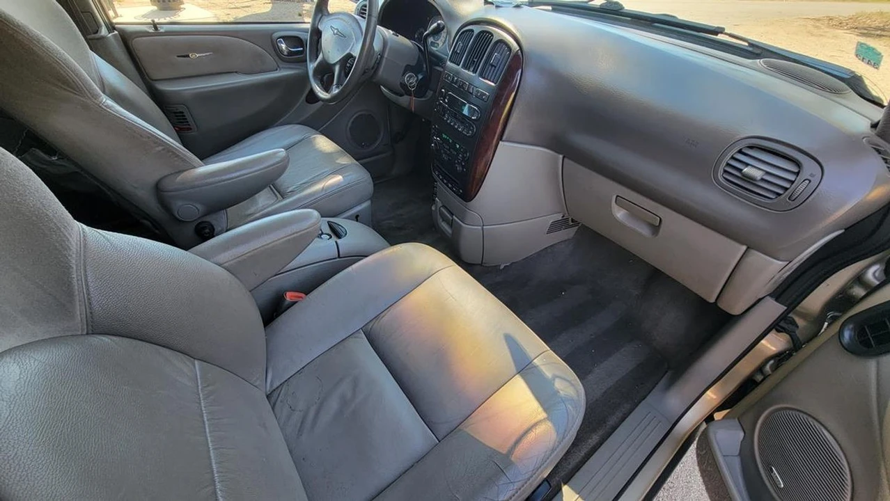 2001 Chrysler Town & Country - Image 10 of 12