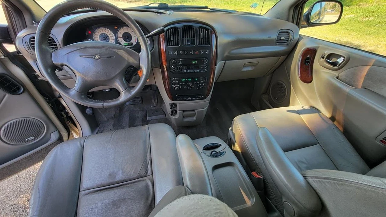 2001 Chrysler Town & Country - Image 8 of 12