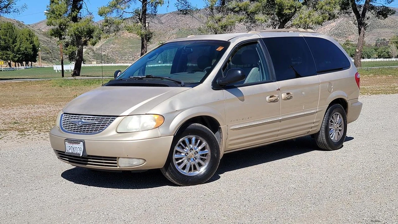 2001 Chrysler Town & Country - Image 2 of 12