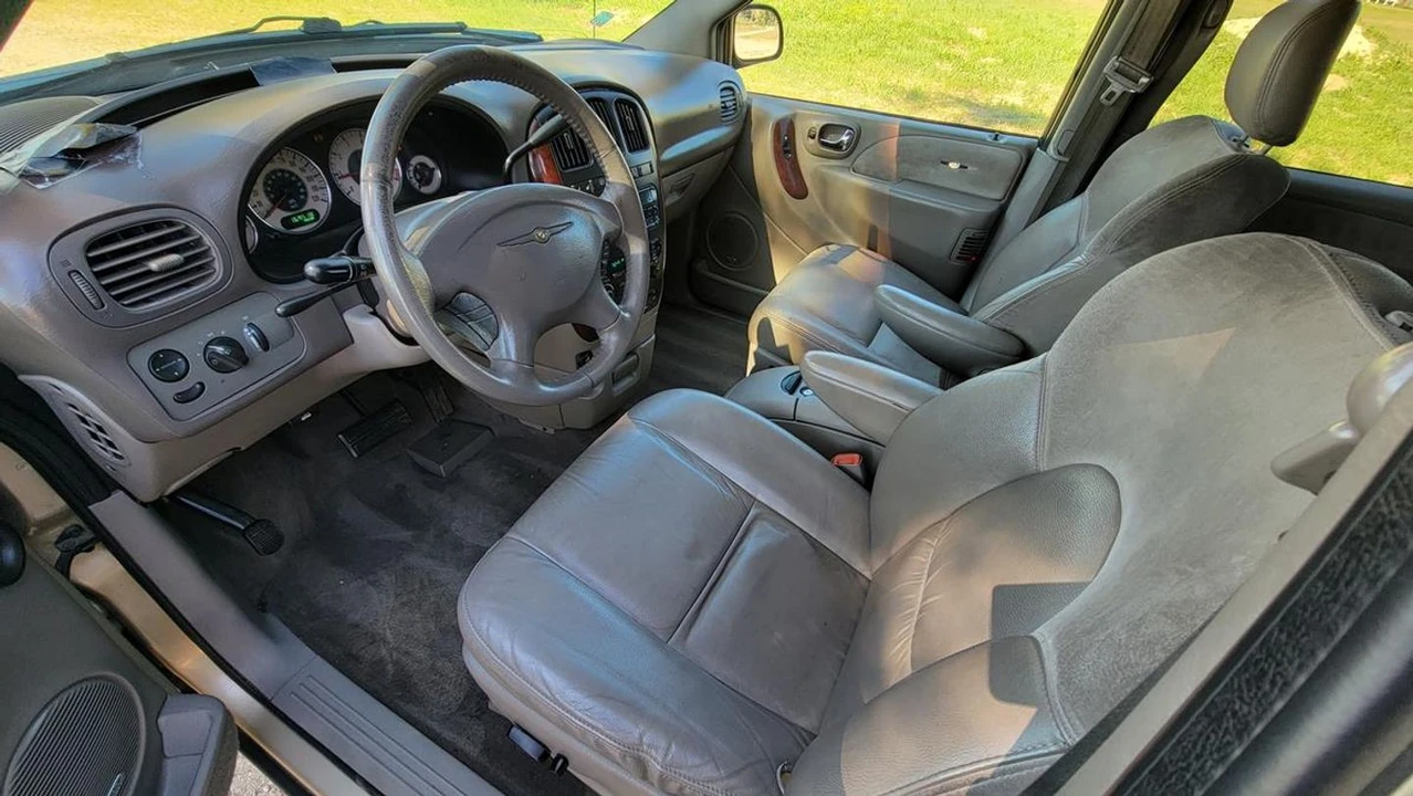 2001 Chrysler Town & Country - Image 9 of 12