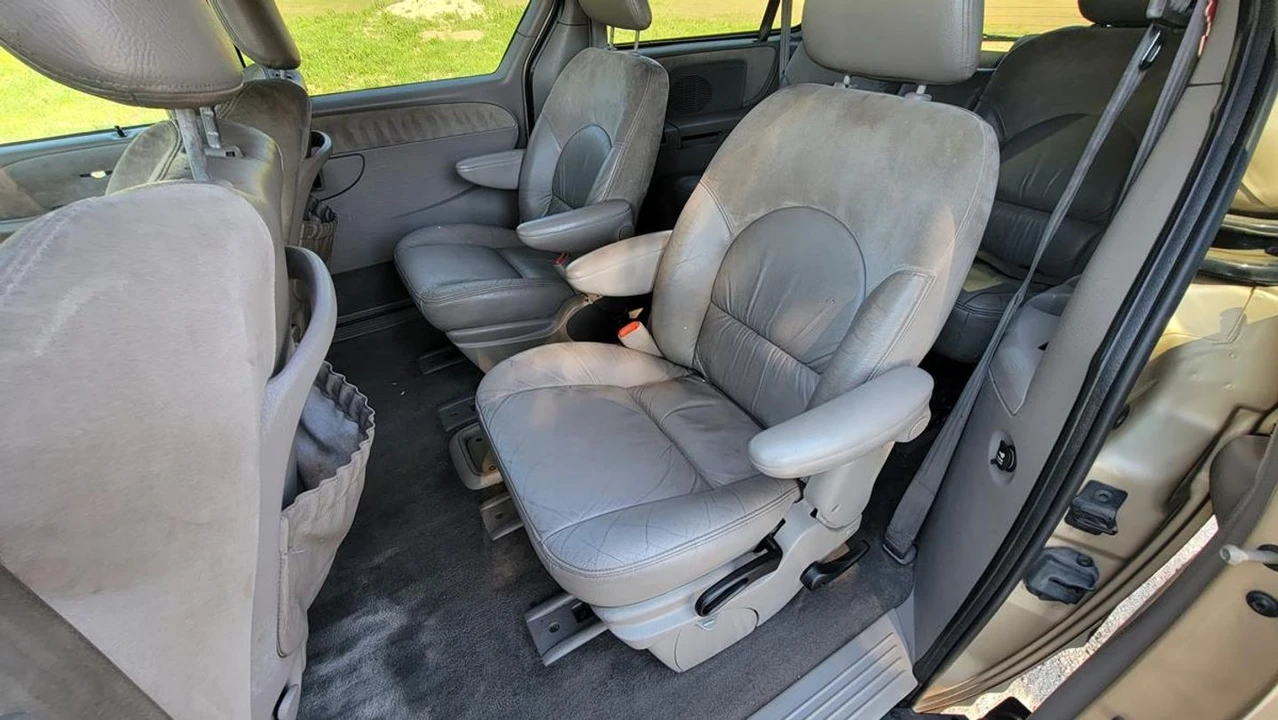 2001 Chrysler Town & Country - Image 18 of 21