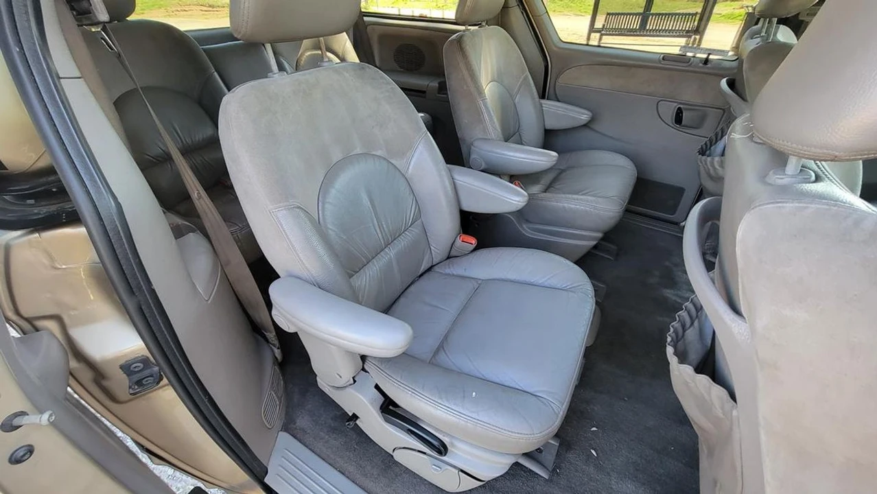 2001 Chrysler Town & Country - Image 19 of 21