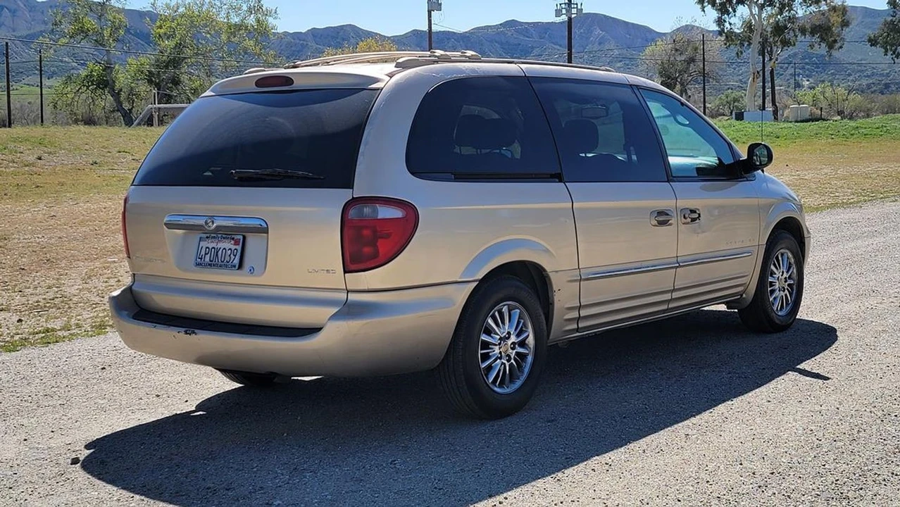 2001 Chrysler Town & Country - Image 7 of 12