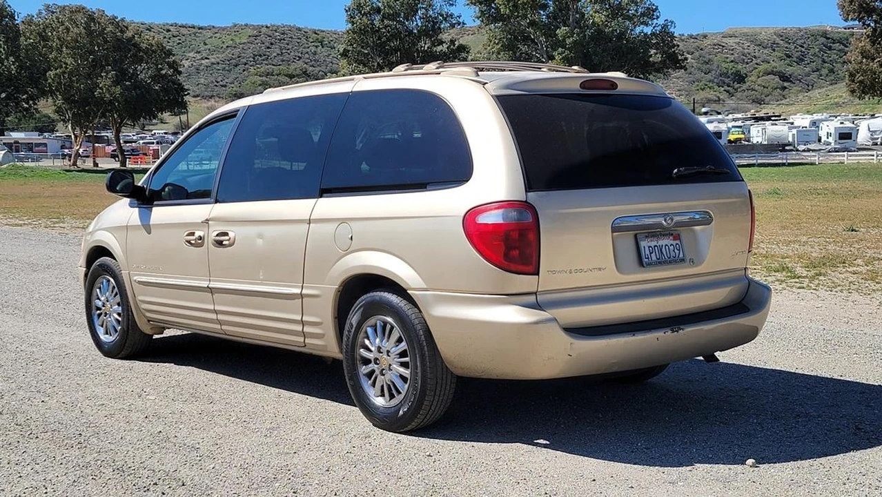 2001 Chrysler Town & Country - Image 6 of 12