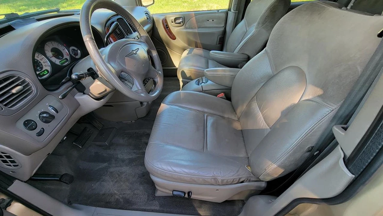 2001 Chrysler Town & Country - Image 14 of 21