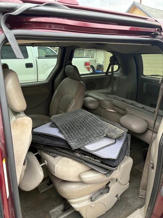 2001 Chrysler Town & Country - Image 5 of 6