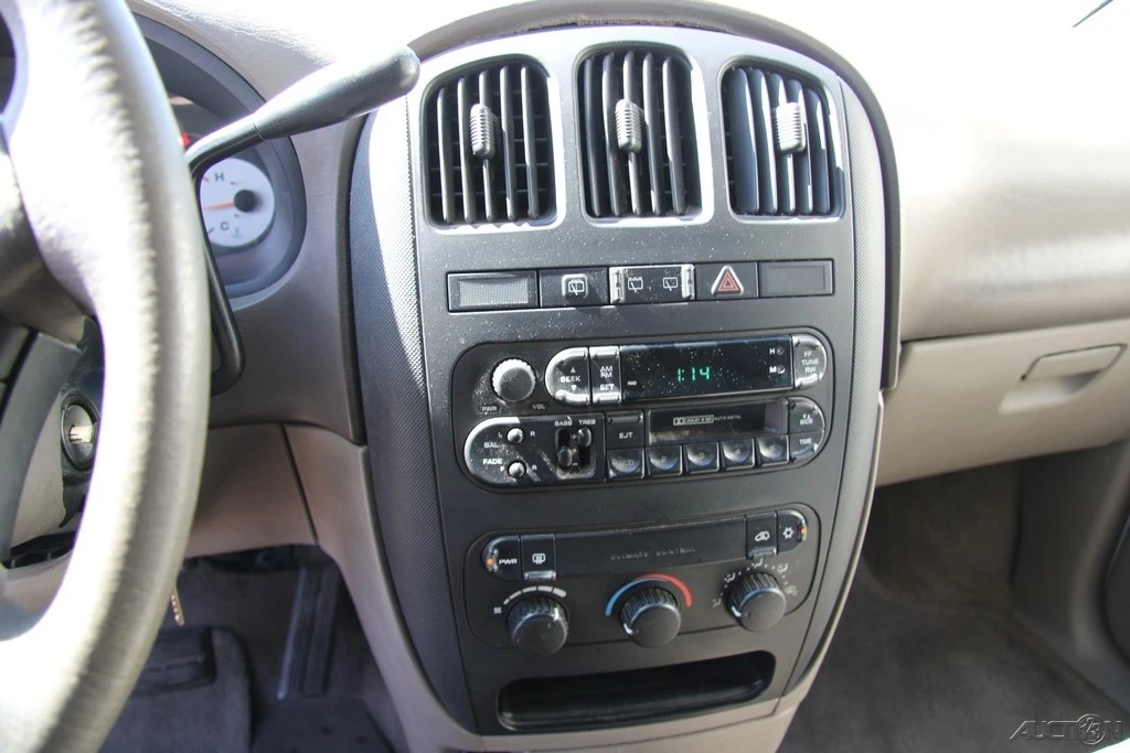 2001 Chrysler Town & Country - Image 18 of 21