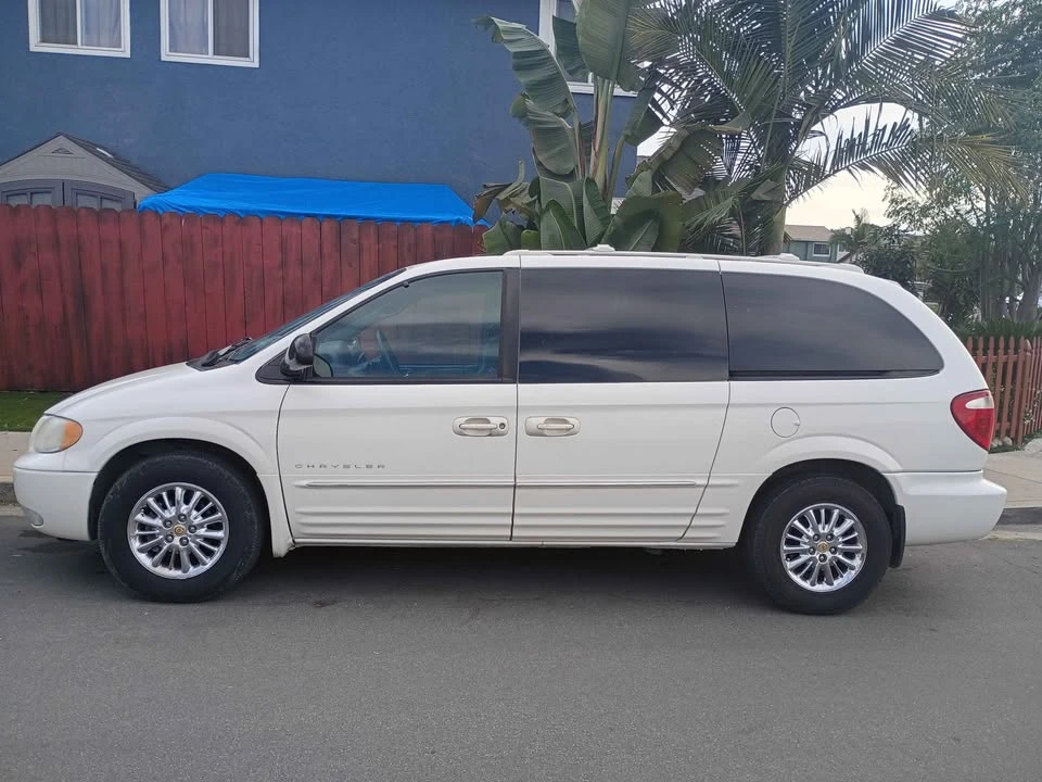 2001 Chrysler Town & Country - Image 2 of 10